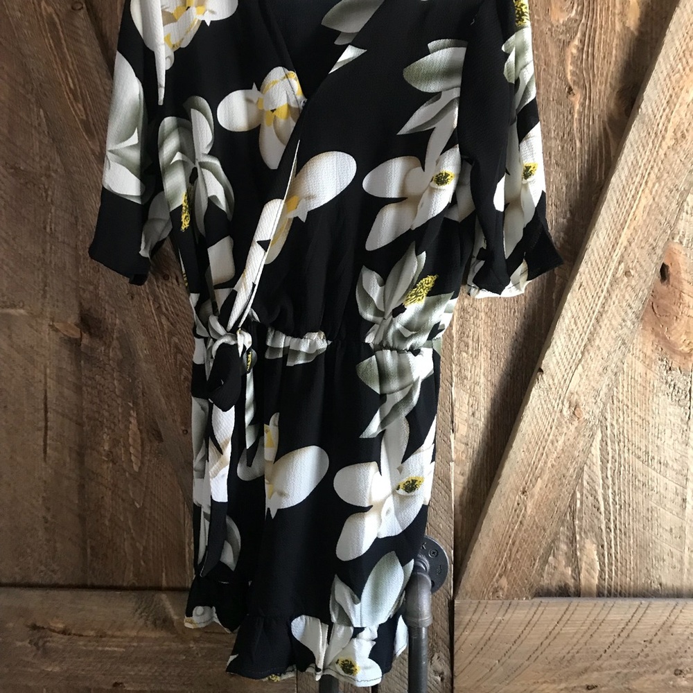Cute florals romper NWOT